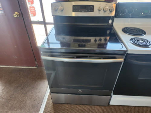 GE 30 INCH FREESTANDING 5 BURNER GLASS TOP RANGE 2 DUAL 2 SMALL 1 WARMING HI-LO BROIL OPTION SELF CLEANING OVEN STAINLESS AND BLACK LOCATED IN OUR PORTLAND OREGON APPLIANCE STORE SKU 23121