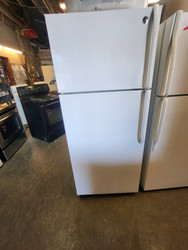 GE 18.1 cu. ft. Top-Freezer Refrigerator with 2 Adjustable Spill Proof Glass Shelves, 2 Adjustable Humidity Crispers, Gallon Storage, Upfront Temperature Controls White LOCATED IN OUR PORTLAND OREGON APPLIANCE STORE SKU 23128