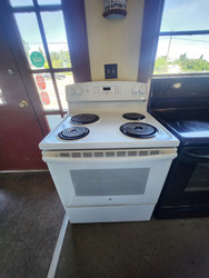 GE 30 INCH FREESTANDING ELECTRIC RANGE COIL BURNERS 2 LARGE 2 SMALL SELF CLEANING OVEN HI-LO BROIL OPTION STORAGE DRAWER WHITE LOCATED IN OUR PORTLAND OREGON APPLIANCE STORE SKU 23141