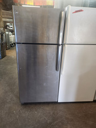 GE 18 CUBIC FOOT REFRIGERATOR TOP FREEZER FULL WIDTH GLASS SHELVES 2 CRISPER DRAWERS 1 MEAT / DELI PAN FULL WIDTH WIRE SHELF IN FREEZER COSMETIC ISSUES ON DOORS LOTS OF SCRATCHES STAINLESS LPOCATED IN OUR POTLAND OREGON APPLIANCE STORE SKU 23142