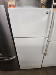 GE 18.1 cu. ft. Top-Freezer Refrigerator with 2 Adjustable Spill Proof Glass Shelves, 2 Adjustable Humidity Crispers, Gallon Storage, Upfront Temperature Controls White LOCATED IN OUR PORTLAND OREGON APPLIANCE STORE SKU 23153