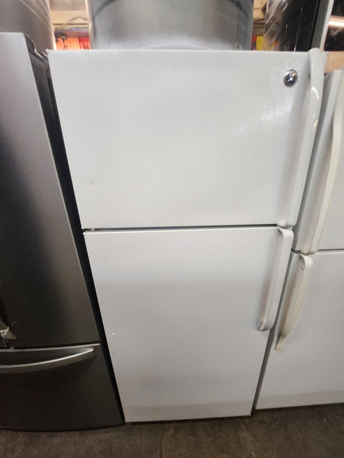 GE 18.1 cu. ft. Top-Freezer Refrigerator with 2 Adjustable Spill Proof Glass Shelves, 2 Adjustable Humidity Crispers, Gallon Storage, Upfront Temperature Controls White LOCATED IN OUR PORTLAND OREGON APPLIANCE STORE SKU 23153