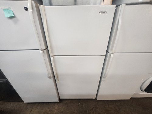 WHIRLPOOL 18 CUBIC FOOT REFRIGERATOR TOP FREEZER WIRE 2 CRISPER DRAWERS GLASS COVER WIRE SHELF IN FREEZER COSMETIC ISSUE ON GASKET WHITE LOCATED IN OUR PORTLAND OREGON APPLIANCE STORE SKU 23166