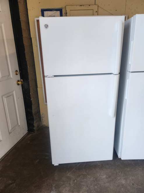 GE GTE15CTHLWW 28 Inch Top-Freezer Refrigerator with 14.6 cu. ft. Capacity, 2 Adjustable Wire Shelves, Gallon Door Storage, Upfront Temperature Controls, ADA Compliant, ENERGY STAR and Optional Ice Maker: White, Left Door Swing