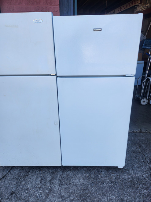 Hotpoint 28 Inch Top Freezer Refrigerator with 15.6 Total Capacity, Recessed Handle, Adjustable Wire Shelves, Gallon Door Bins, LED Lighting, Upfront Temperature Controls, ADA Compliant, and Sabbath Mode: White, Right Door Swing
