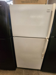 WHIRLPOOL 18 CUBIC FOOT TOP FREEZER ADJUSTABLE GLASS SHELVES 2 CRISPER DRAWERS FULL WIDTH WIRE SHELF IN FREEZER WHITE LOCATED IN OUR POTLAND OREGON APPLIANCE STORE SKU 23225