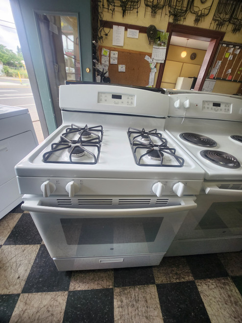 GE 30 INCH FREESTANDING 4 BURNER GAS RANGE 1 LARGE 2 MEDIUM 1 SMALL HI/LO BROIL OPTION MANUAL CLEAN OVEN WHITE LOCATED IN OUR PORTLAND OREGON APPLIANCE STORE SKU 23227