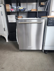 KitchenAid Dishwasher, 24-inch Width, 39 dB Decibel Level, Fully Integrated, Stainless Interior, 5 Wash Cycles, 14 Capacity (Place Settings), 3 Loading Racks, Stainless Steel LOCATED IN OU PORTLAND OREGON APPLIANCE STORE SKU 23249