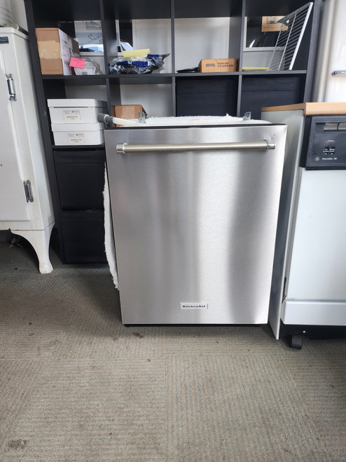 KitchenAid Dishwasher, 24-inch Width, 39 dB Decibel Level, Fully Integrated, Stainless Interior, 5 Wash Cycles, 14 Capacity (Place Settings), 3 Loading Racks, Stainless Steel LOCATED IN OU PORTLAND OREGON APPLIANCE STORE SKU 23249