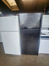 GE 17 CUBIC FOOT REFRIGERATOR TOP MFREEZER 2 FULL WIDTH ADJUSTABLE SHELVES 1 GLASS 1 WIRE 2 CRISPER DRAWERS BLACK  LOCATED IN OUR PORTLAND OREGON APPLIANCE STORE SKU 23260