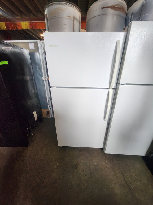 FRIGIDAIRE 15 CUBIC FOOT REFRIGERATOR TOP FREEZER AUTOMATIC DEFROST ADJUSTABLE WIRE SHELVES 2 CRISPER DRAWERS WHITE LOCATED IN OUR PORTLAND OREGON APPLIANCE STORE SKU 23276