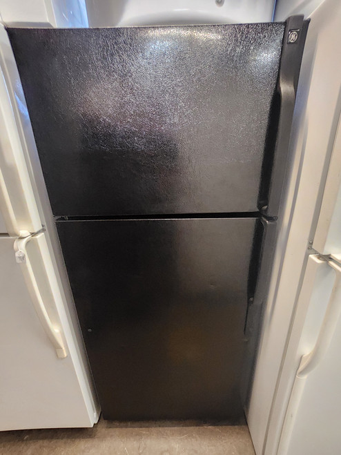 GE 17 CUBIC FOOT REFRIGERATOR WITH ADJUSTABLE WIRE SHELVES 2 CRISPER DRAWERS FILL WIDTH WIRE SHELF IN FREEZER BLACK LOCATED IN OUR PORTLAND OREGON APPLIANCE STORE SKU 23277