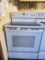 GE 30 INCH FREESTANDING 4 BURNER GLASS TOP ELECTRIC 2 LARGE DUAL 2 SMALL HI/LO BROIL SETTING SELF CLEANING OVEN WHITE LOCATED IN OUR PORTLAND OREGON APPLIANCE STORE SKU 23278