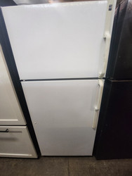 HOTPOINT 17 CUBIC FOOT REFRIGERATOR TOP FREEZER WIRE SHELVES 2 CRISPER DRAWERS WHITE LOCATED IN OUR PORTLAND OREGON APPLIANCE STORE SKU 23291