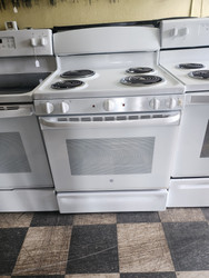 GE 30 INCH FREESTANDING ELECTRIC RANGE FRONT CONTROLS MANUAL CLEAN OVEN COIL BURNES 2 LARGE 2 SMALL WHITE LOCATED IN OUR PORTLAND OREGON APPLIANCE STORE SKU 23301