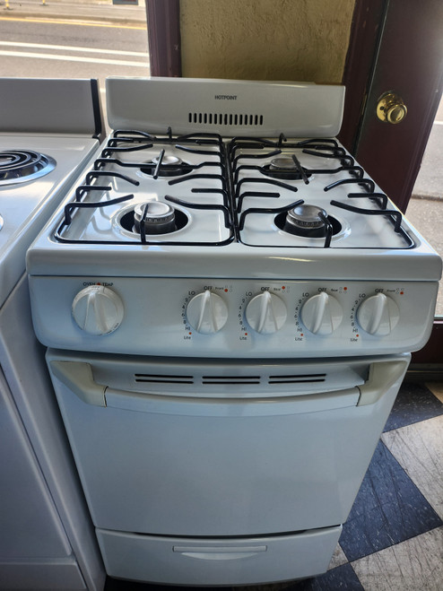 HOTPOINT 20 INCH FREESTANDING 4 BURNER GAS RANGE MANUAL CLEAN OVEN WHITE LOCATED IN OUR PORTLAND OREGON APPLIANCE STORE SKU 23306