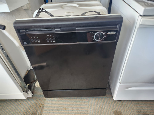 WHIRLPOOL 24 INCH BUILT IN DISHWASHER 3 CYCLE NORMAL HEAVY AND POTS AND PANS HIGH TEMP BOOST PLUS NO HEAT BLACK LOCATED IN OUR PORTLAND OREGON APPLIANCE STORE SKU 23307