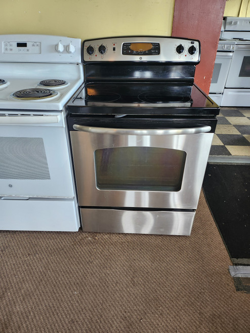 GE 30 INCH GLASS TOP FREESTANDING ELECTRIC RANGE 4 BURNERS 1 LARGE DUAL 1 LARGE 2 SMALL HI LO BROIL SETTING SELF CLEANING OVEN STORAGE DRAWER STAINLESS LOCATED IN OUR PORTLAND OREGON APPLIANCE STORE SKU 23338