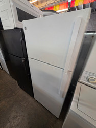 GE 28 Inch Top Freezer Refrigerator with 17.5 Cu. Ft. Total Capacity, Adjustable Edge to Edge Glass Shelves, Sliding Deli Drawer, LED Lighting, Spillproof Freezer Floor, Gallon Door Storage White SKU 23343