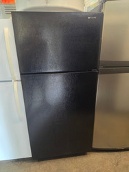 AMERICANA BY GE 16 CUBIC FOOT REFRIGERATOR TOP FREEZER WIRE SHELVES 1 LARGE CRISPER DRAWER FULL WIDTH WIRE SHELF IN FREEZER BLACK LOCATED IN OUR PORTLAND OREGON SKU 23358