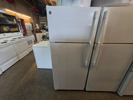 GE 18 CUBIC FOOT REFRIGERATOR TOP FREEZER WIRE SHELVES 2 CRISPER DRAWERS WITH GLASS COVER WHITE LOCATED IN OUR PORTLAND OREGON APPLIANCE STORE SKU 23366
