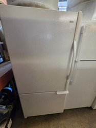 AMANA 22 CUBIC FOOT REFRIGERATOR BOTTOM FREEZER GLASS SHELVES 2 CRISPER DRAWERS PULL OUT WIRE BASKET IN FREEZER WHITE LOCATED IN OUR PORTLAND OREGON APPLIACE STORE SKU 23390