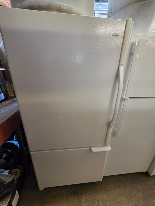 AMANA 22 CUBIC FOOT REFRIGERATOR BOTTOM FREEZER GLASS SHELVES 2 CRISPER DRAWERS PULL OUT WIRE BASKET IN FREEZER WHITE LOCATED IN OUR PORTLAND OREGON APPLIACE STORE SKU 23390