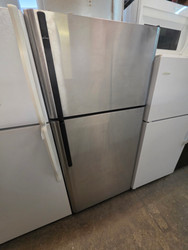 KENMORE 18 CUBIC FOOT REFRIGERATOR TOP FREEZER FULL WIDTH ADJUSTABLE GLASS SHELVES 1 DELI DRAWER 2 CRISPER DRAWERS WIRE SHELF IN FREEZER STAINLESS LOCATED IN OUR PORTLAND OREGON APPLIANCE SKU 23396