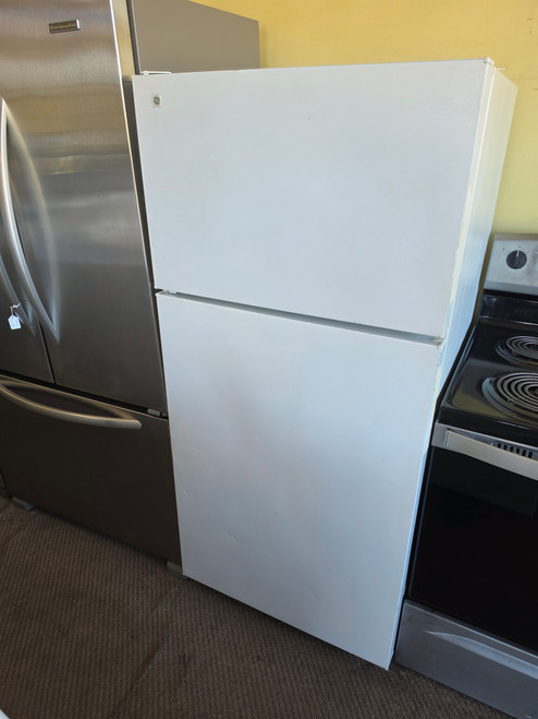 GE 15 CUBIC FOOT REFRIGERATOR TOP FREEZER AUTOMATIC DEFROST WIRE SHELVES 2 CRISPER DRAWERS WHITE LOCATED IN OUR PORTLAND OREGON APPLIANCE STORE SKU 23414