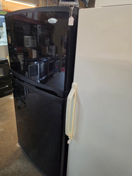 WHIRLPOOL GOLD 20 CUBIC FOOT REFRIGERATOR TOP FREEZER 4 SPLIT GLASS SHELVES 2 CRIPER DRAWERS 1 DELI DRAWER GLOSS BLACK LOCATED IN OUR PORTLAND OREGON APPLIANCE STORE SKU 23841