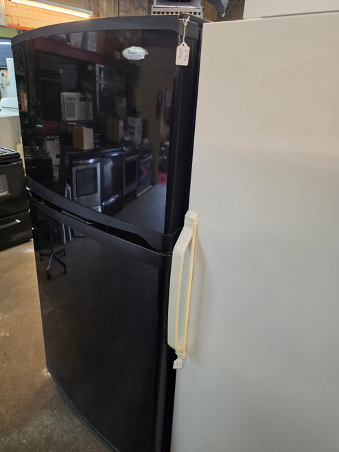 WHIRLPOOL GOLD 20 CUBIC FOOT REFRIGERATOR TOP FREEZER 4 SPLIT GLASS SHELVES 2 CRIPER DRAWERS 1 DELI DRAWER GLOSS BLACK LOCATED IN OUR PORTLAND OREGON APPLIANCE STORE SKU 23841