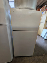 GE 14 CUBIC FOOT POCKET DOOR REFRIGERATOR TOP FREEZER WIRE SHELVES 2 CRISPER DRAWERS WHITE LOCATED IN OUR PORTLAND OREGON APPLIANCE STORE SKU 23854