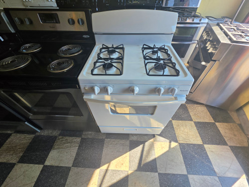 HOTPOINT 30 INCH FREESTANDING GAS RANGE MANUAL CLEAN OVEN 4 BURNER BROILER DRAWER WHITE LOCATED IN OUR PORTLAND OREGON APPLIANCE STORE SKU 23858