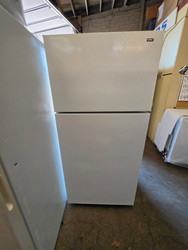 HOTPOINT 16 CUBIC FOOT REFRIGERATOR TOP FREEZER 2 WIRE SHELVES 2 CLEAR CRISPER DRAWERS WHITE LOCATED IN OUR PORTLAND OREGON APPLIANCE STORE SKU 23862