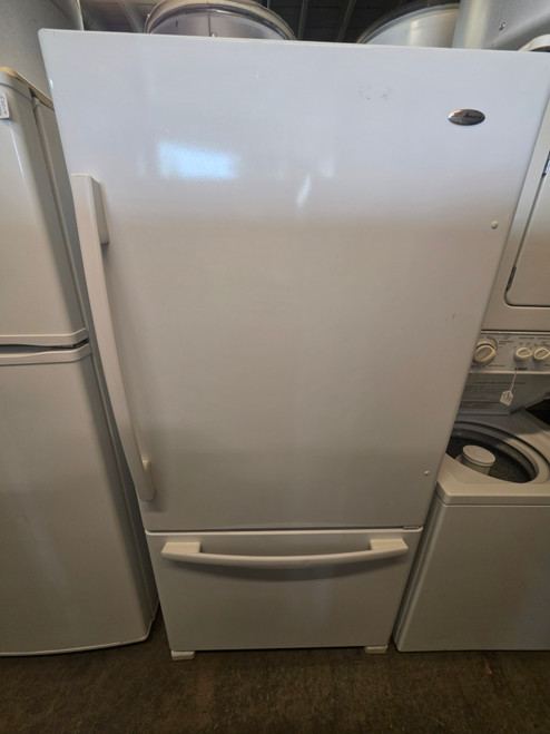 Amana 21.9 cu. ft. Bottom Freezer Refrigerator with Spill saver Glass Shelves, Adjustable Door Bins and Easy freezer Pull-out Drawer: White LOCATED IN PORTLAND OREGON APPLIANCE STORE SKU 23870