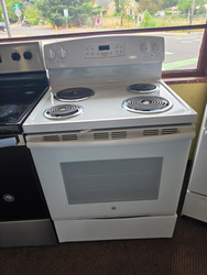 GE 30 INCH FREESTANDING ELECTRIC RANGE SELF CLEANING RANGE COIL BURNERS 2 LARGE 2 SMALL HI LO BROIL SETTING WHITE LOCATED IN OUR PORTLAND OREGON APPLIANCE STORE SKU 23872