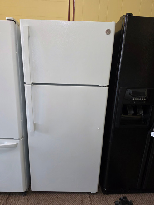 GE  28 Inch Freestanding Top Freezer Refrigerator with 17.5 Cu. Ft. Capacity, 3 Glass Shelves, Gallon Storage, Sliding Deli Drawer, Sabbath Mode, LED Lighting ENERGY STAR®: White LOCATED IN OUR PORTLAND OREGON APPLIANCE STORE SKU 23876
