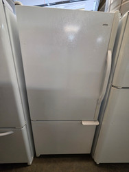 AMANA 22 CUBIC FOOT REFRIGERATOR WITH BOTTOM FREEZER 4 SPLIT ADJUSTABLE GLASS SHELVES 2 CRISPER DRAWERS WITH GLASS COVER SWING OPEN FREEZER DOOR WHITE LOCATED IN OUR PORTLAND OREGON APPLIANCE STORE SKU 23879