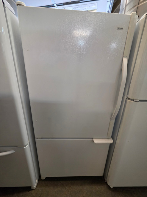 AMANA 22 CUBIC FOOT REFRIGERATOR WITH BOTTOM FREEZER 4 SPLIT ADJUSTABLE GLASS SHELVES 2 CRISPER DRAWERS WITH GLASS COVER SWING OPEN FREEZER DOOR WHITE LOCATED IN OUR PORTLAND OREGON APPLIANCE STORE SKU 23879