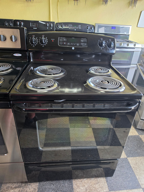 GE FREESTANDING ELECTRIC RANGE 4 COIL BURNERS 2 LARGE 2 SMALL HI LO BROIL SETTING SELF CLEANING OVEN BLACK LOCATED IN OUR PORTLAND OREGON APPLIANCE STORE SKU 23882