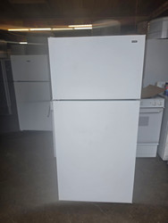 HOTPOINT 15 CUBIC FOOT REFRIGERATOR TOP FREEZER AUTOMATIC DEFROST WIRE SHELVES 2 CRISPER DRAWERS  WHITE LOCATED IN OUR PORTLAND OREGON APPLIANCE STORE SKU 23914