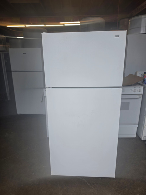 HOTPOINT 15 CUBIC FOOT REFRIGERATOR TOP FREEZER AUTOMATIC DEFROST WIRE SHELVES 2 CRISPER DRAWERS  WHITE LOCATED IN OUR PORTLAND OREGON APPLIANCE STORE SKU 23914