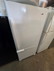 Amana 18.7 cu. ft. Bottom Freezer Refrigerator with 3 Glass Shelves, 2 Produce Drawers, 4 Door Bins, Diary Compartment, Wire Freezer Shelf and Wire Freezer Basket: WHITE LOCATED IN OUR PORTLAND OREGON APPLIANCE STORE SKU 23811