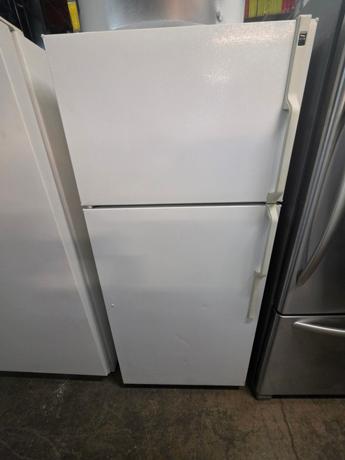 GE 17 CUBIC FOOT REFRIGERATOR TOP FREEZER 2 ADJUSTABLE WIRE SHELVES 2 CRISPER DRAWERS WHITE LOCATED IN OUR PORTLAND OREGON APPLIANCE STORE SKU 23015