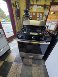 GE 30 INCH FREESTANDING GAS RANGE 4 BURNER MANUAL CLEAN OVEN BOTTOM BROILER BLACK AND STAINLESS LOCATED IN OUR PORTLAND OREGON APPLIANCE STORE SKU 23812