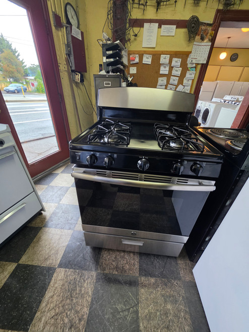 GE 30 INCH FREESTANDING GAS RANGE 4 BURNER MANUAL CLEAN OVEN BOTTOM BROILER BLACK AND STAINLESS LOCATED IN OUR PORTLAND OREGON APPLIANCE STORE SKU 23812