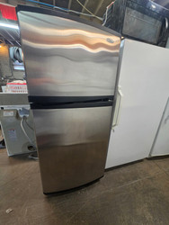 WHIRLPOOL GOLD SERIES 19 CUBIC FOOT REFRIGERATOR WITH ICE MAKER GLASS SHELVES 2 CRISPER DRAWERS 1 DELI DRAWER PULL OUT FREEZER TRAY STAINLESS WITH BLACK CABINET LOCATED IN OUR PORTLAND OREGON APPLIANCE STORE SKU 24026