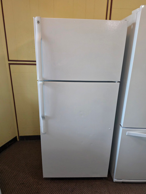 GE 16.5 cu. ft. Top-Freezer Refrigerator with 2 Adjustable Wire Shelves, Gallon Storage, 2 Clear Crisper Drawers, Wire Freezer Shelf White LOCATED IN OUR PORTLAND OREGON APPLIANCE STORE SKU 24029