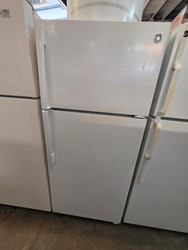 GE 28 Inch Top-Freezer Refrigerator with Adjustable Wire Shelving, High-Gloss Handle Humidity Controlled Crisper Drawers, Gallon Door Storage, Upfront Temperature Controls, ADA Compliant and 15.5 cu. ft. Capacity: White SKU 24039