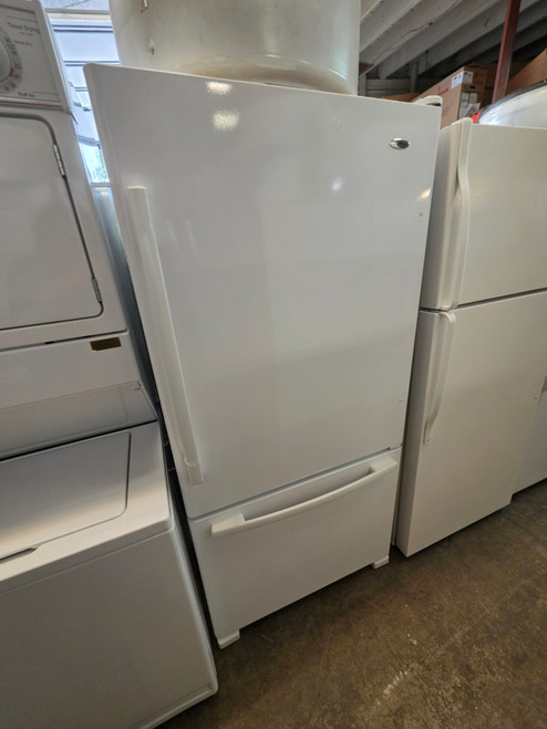 Amana 21.9 cu. ft. Bottom Freezer Refrigerator with Spill saver Glass Shelves, Adjustable Door Bins and Easy freezer Pull-out Drawer: White LOCATED IN OUR PORTLAND OREGON APPLIANCE STORE SKU 24040